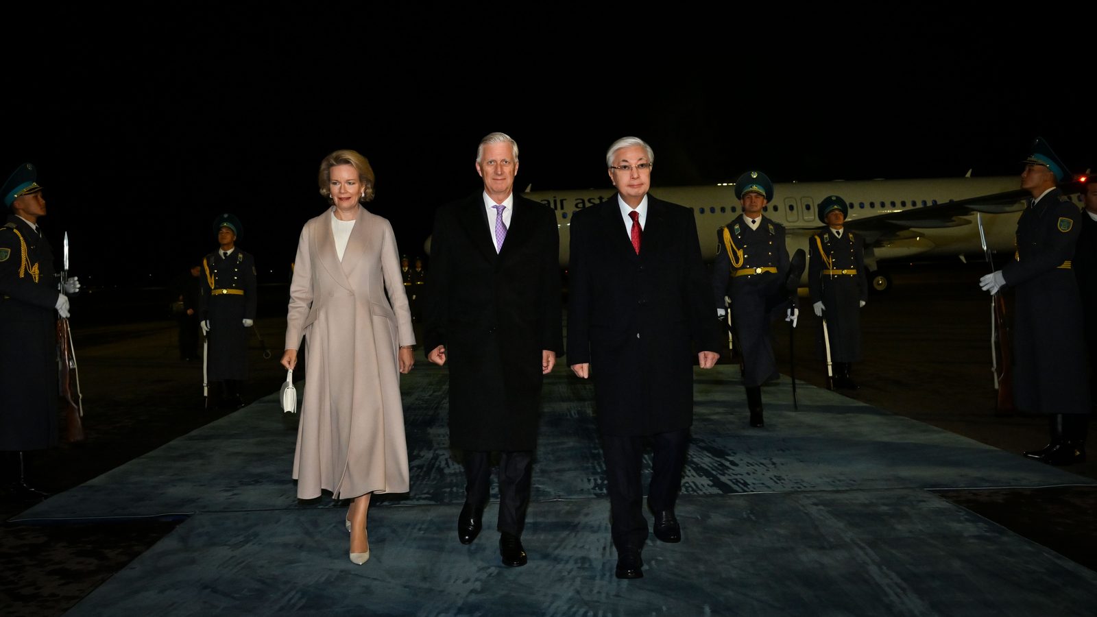 Kassym-Jomart Tokaïev accueille le roi Philippe et la reine Mathilde à l’aéroport d’Astana
